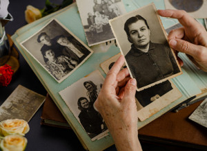 Zašto ne bi trebalo da držimo fotografije UMRLIH u kući: Razlog će vas IZNENADITI, a mnoge i šokirati!
