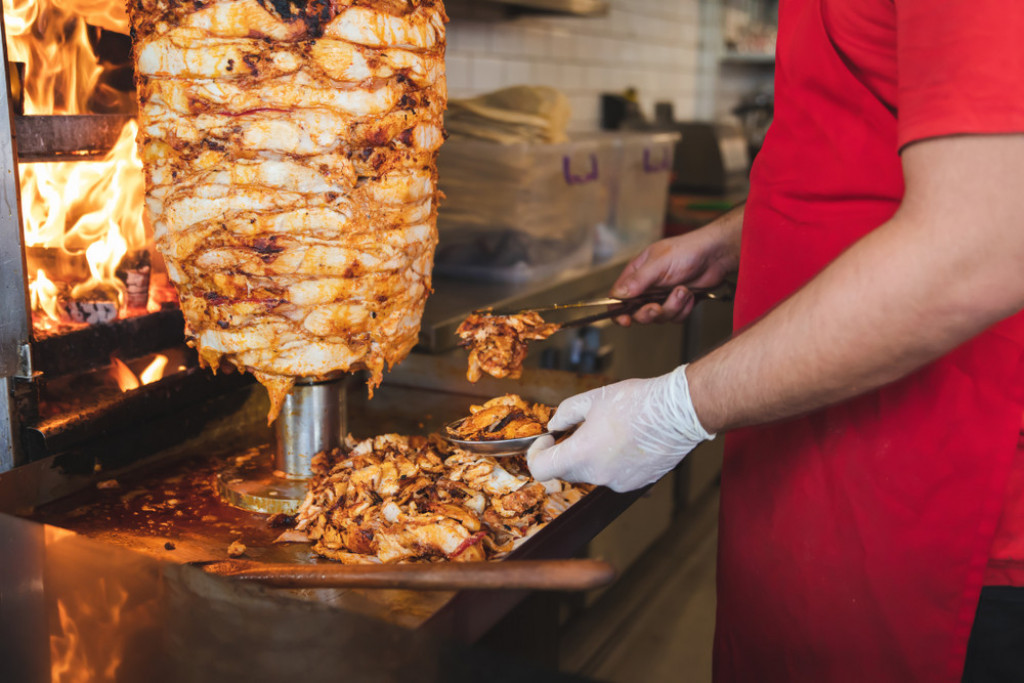 Umrla POZNATA manekenka: Pojela je KEBAB, pa pala u KOMU!