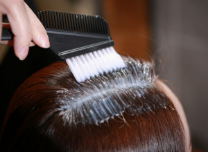 Frizerka pojašnjava zašto se FARBA slabije prima na sedoj kosi: Ovo su trikovi da se uspešno OFARBATE!