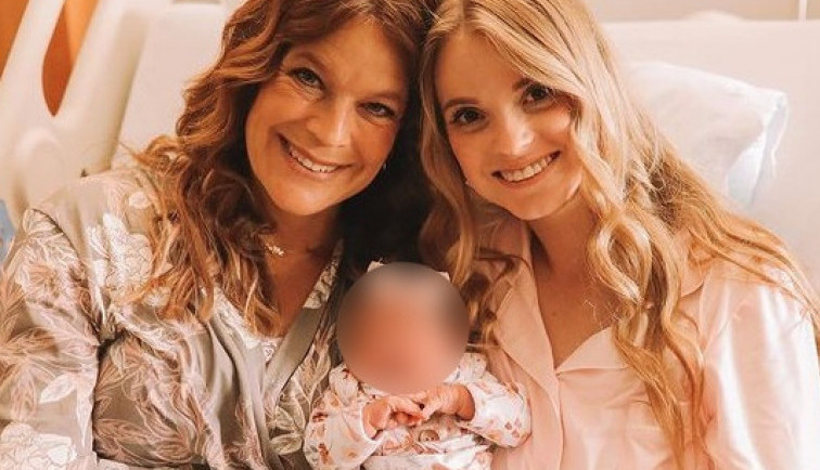 Žena (50) rodila sopstvenu UNUKU: "Moja mama je pravi anđeo"
