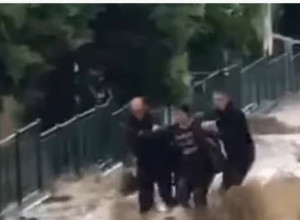NEPROSPAVANA NOĆ U ČELIĆU: Bujica nosi sve, policajci spasavaju nepokretne osobe (VIDEO)