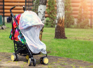 Mame u Srbiji prave NEVIĐENU grešku: U pokušaju da ZAŠTITE bebu od vrućine, posledice mogu da budu JAKO opasne