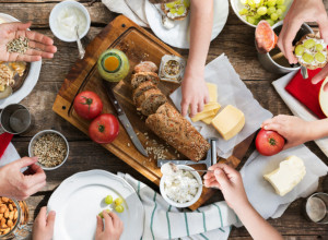 U hrani koju Srbi jedu SVAKOG DANA pronađena je PLASTIKA: Naučnici su ZAPREPAŠĆENI u kojim se sve namirnicama nalaze, apeluju da se HITNO izbace iz ISHRANE