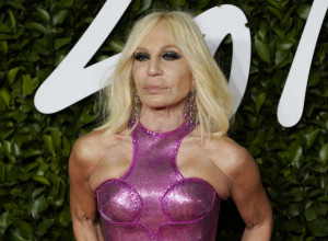 Previše botoksa, iskrivljene usne i naduveno lice: Nekada je Donatela Versaće bila LEPOTICA, a evo zašto je promenila lični opis