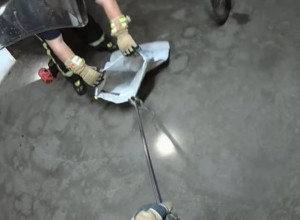 MOSTARSKI VATROGASCI U AKCIJI: 3 sata trajala akcija vađenja zmije iz automobila