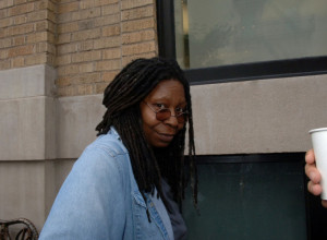 Dijagnostikovan joj je AUTIZAM i borila se sa ZAVISNOŠĆU: Iz ponora pakla se uspešno IZVUKLA, a evo koliko MILIONA danas ima Vupi Goldberg!