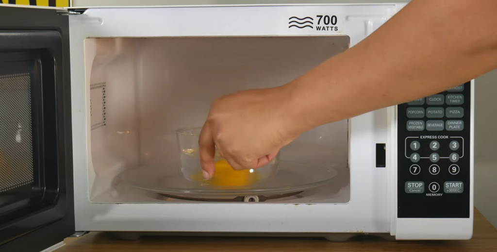 Kajgana iz MIKROTALASNE: Najbrže spremanje jaja, bez PRSKANJA ulja po celoj kuhinji (VIDEO)