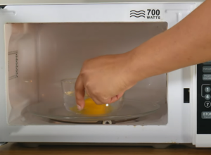 Kajgana iz MIKROTALASNE: Najbrže spremanje jaja, bez PRSKANJA ulja po celoj kuhinji (VIDEO)