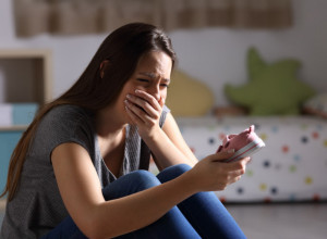 Došla je po DECU kod bivšeg muža: Kada je ušla u spavaću sobu, UKOČILA SE I ZANEMELA od bola