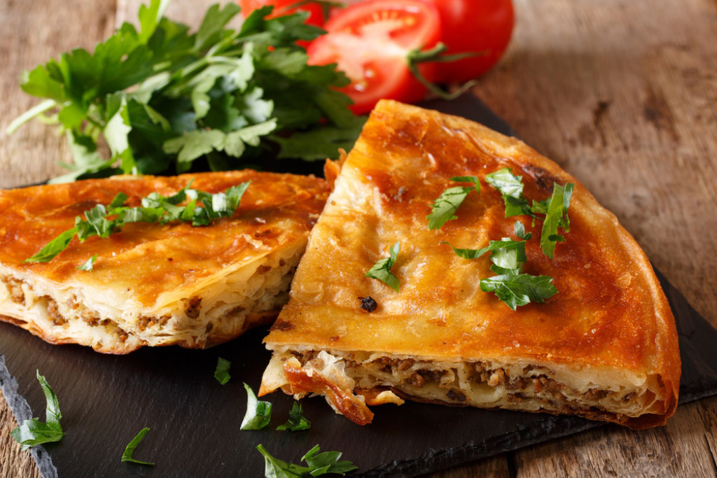 Jogurt nikako ne ide uz burek: Nutricionistkinja otkriva šta je bolje uzeti uz pite