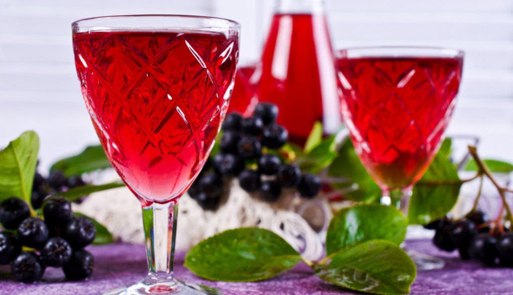 Napravite NAJZDRAVIJI napitak: Recept za domaći sirup od ARONIJE
