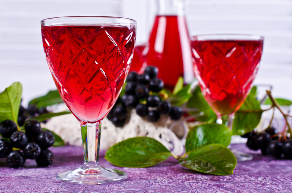 Napravite NAJZDRAVIJI napitak: Recept za domaći sirup od ARONIJE