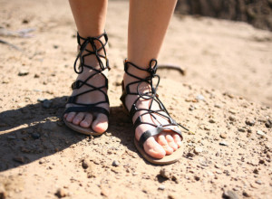 Trik koji će vam biti od pomoći ovog LETA: Uklonite CRNE MRLJE sa sandala uz pomoć jedne namirnice!