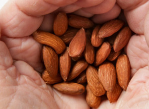 Jela je samo DESET badema dnevno i ovo joj se dogodilo sa ZDRAVLJEM: Ako ste pušač ili volite KAFU, obavezno ovo ZAPAMTITE!