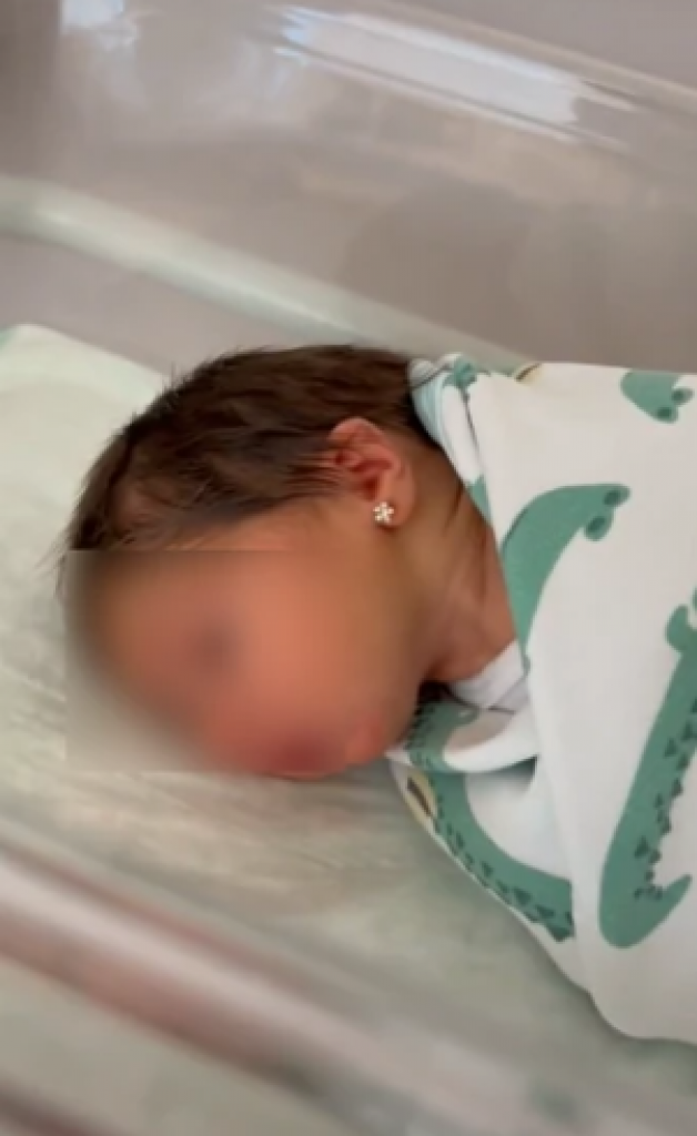 "Probušili su joj uši pre nego što su presekli pupčanu vrpcu": Hajka na mladu MAJKU zbog bebinih minđuša!