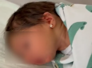 "Probušili su joj uši pre nego što su presekli pupčanu vrpcu": Hajka na mladu MAJKU zbog bebinih minđuša!