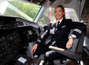 ŽENE U MUŠKIM POSLOVIMA Dina izgleda kao AVION, upravlja njim kao od šale i među najboljim je PILOTIMA u Srbiji