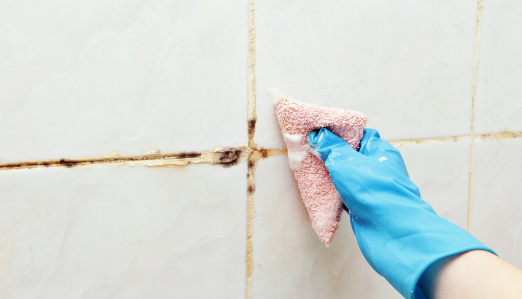 Genijalan trik za čišćenje fuga u kupatilu: Buđ nestaje za sat vremena