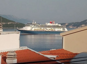 PLOVEĆI HOTEL: Uprkos negodovanju vlasti i građana, džinovski kruzer uplovio u NEUM