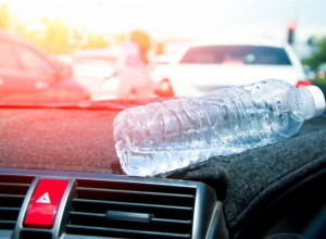 NIKAKO NE OSTAVLJAJTE FLAŠICU SA VODOM U KOLIMA Leti ovo nikako ne smete da radite, možete lako zapaliti auto!
