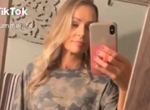 Ima TROJE dece i 41. godinu, a telo izvajano: Kune se u jednu vežbu koju mogu da rade i najveći lenjivci!