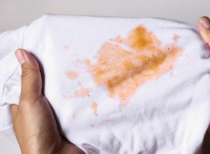 Sve fleke na odeći skidaju se jednim sredstvom: Svi ga imamo u kući, a nikada ne bismo pomislili na njega