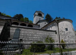 PROTEST "KOMITA" U PODGORICI ZBOG NACRTA TEMELJNOG UGOVORA SA SPC: "Tekstom Ugovora  žele da predstave da je Crnu Goru stvorila i održala SPC"