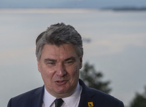 KRENUO NA PROSLAVU ZLOČINAČKE OLUJE U PAPUČAMA: Milanović uslikan u neformalnom izdanju (VIDEO)