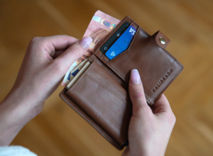 IZVADITE KARTICE IZ NOVČANIKA Evo šta  odbija novac, a svi mislimo da donosi sreću