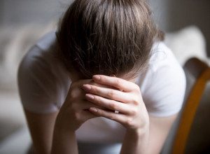 Mnogi tvrde da ovo uklanja svu NEGATIVNU energiju iz KUĆE: Potrebno je samo da napravite JEDNOSTAVNU smesu i stavite pored KREVETA