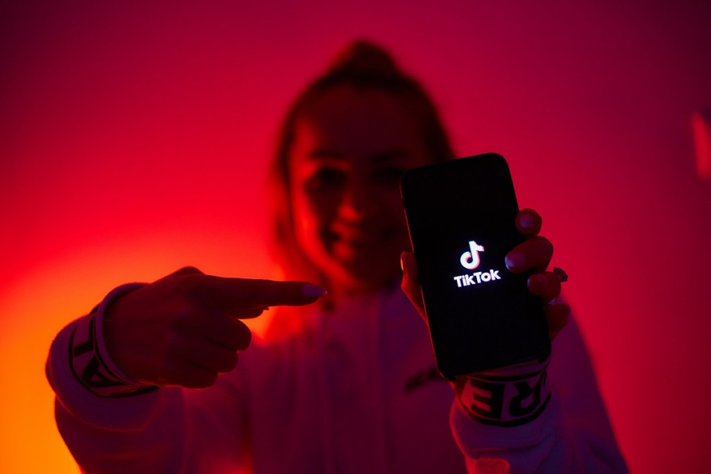 Dve DEVOJČICE preminule zbog NOVOG TikTok izazova: Roditelji obratite pažnju na vašu decu!