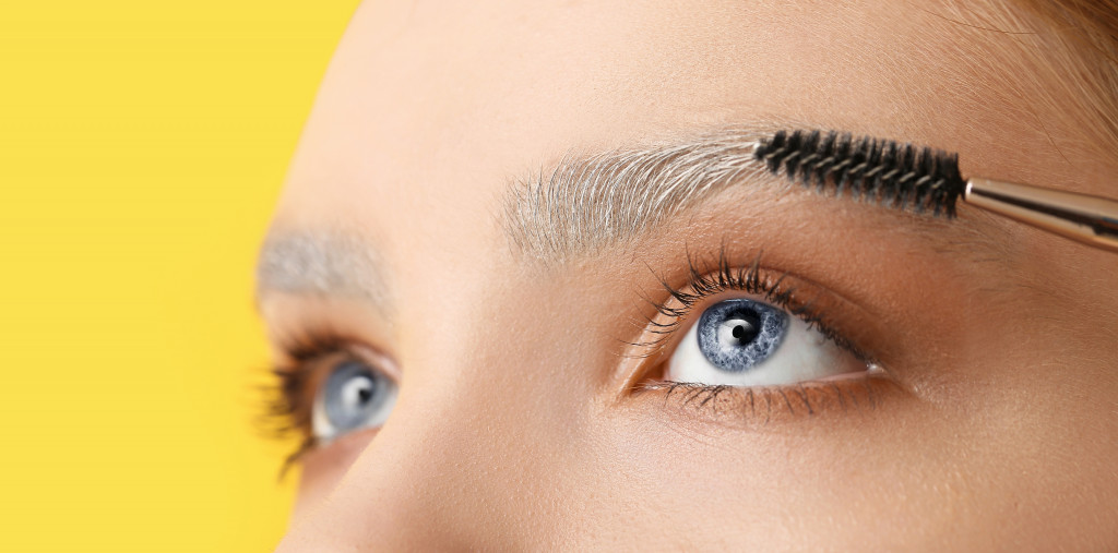 Više ne morate da idete u salon: Profesionalci otkrili kako pravilno počupati obrve kod kuće