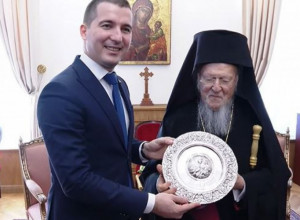 BEČIĆ SE UDRUŽIO SA KRIVOKAPIĆIMA: Od Mitropolije pravi posebnu crkvu, ne sme da kaže da je kršten u SPC