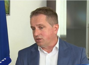 OPTUŽEN BIVŠI PREMIJER: Nije platio hotelske račune svojoj savetnici