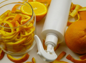 Napravite PRIRODNO sredstvo za ČIŠĆENJE: Pomešajte POMORANDŽINU KORU sa ovom namirnicom, očistite KUĆU i uštedite NOVAC