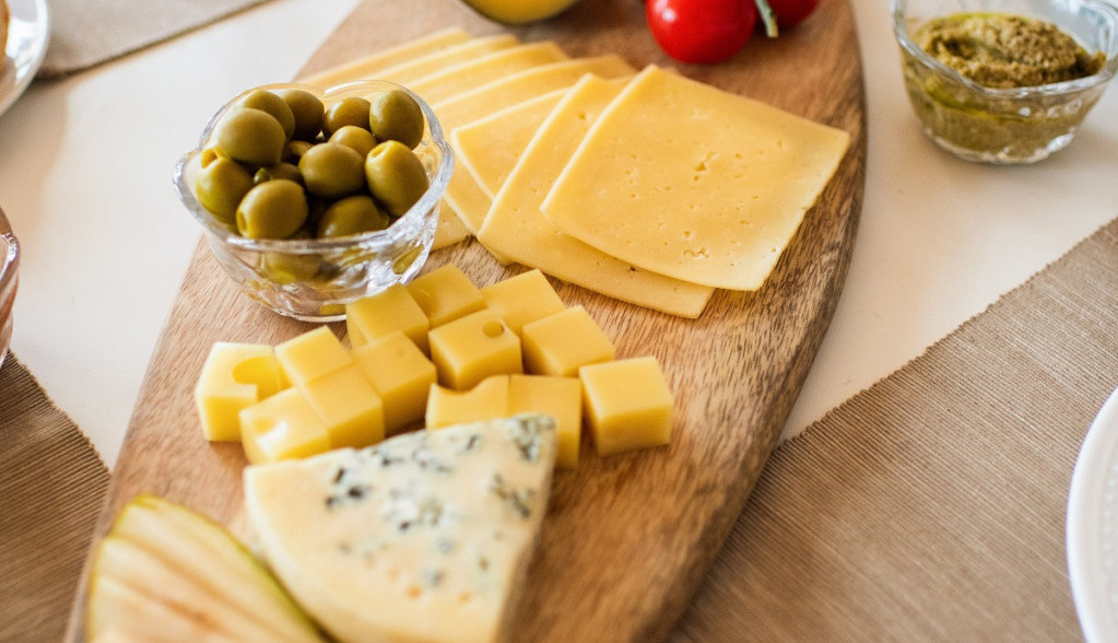 Ovo je NAJGORA vrsta SIRA koju možete jesti: Stručnjaci saglasni, bolje ga IZBEGAVAJTE