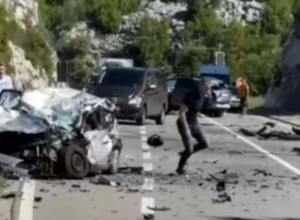 STRAVIČAN UDES NA PUTU CETINJE-BUDVA: Dvoje mrtvih, Beograđanin teško povređen (VIDEO)