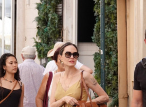 Sandale koje Anđeline Džoli ne SKIDA su sve što vam TREBA ovog LETA: Žene u Srbiji ponovo otkidaju na ovaj MODEL, sa njima nikada nećete napraviti GREŠKU
