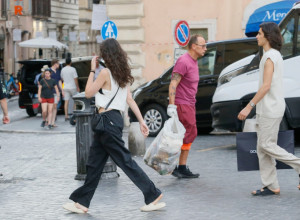 Sve oči su bile uprte u ĆERKU Monike Beluči: Godinama je Devu KRILA od javnosti, sada je ZABLISTALA na reviji, mnogi kažu da je LEPŠA od majke