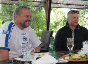 GLUMAC IZ BOSNE NAPADA ABAZOVIĆA, hvali se slikom sa Orićem, a o 3,267 UBIJENIH SRBA IZ SREBRENICE I BRATUNCA ni da zucne
