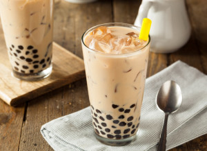 Napravite domaći BUBBLE TEA: Ljudi u Srbiji su poludeli za ovim LEDENIM voćnim čajem