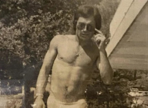 Danas je NAJVEĆA folk zvezda na našim prostorima: Ćerka popularnog pevača podelila sliku iz njegove mladosti i IZNENADILA SVE, da li ga prepoznajete? (FOTO)