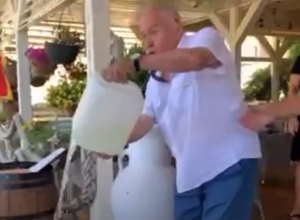 ZAKUPAC PRETIO DA ĆE SE ZAPALITI: Odloženo rušenje terase u Risnu