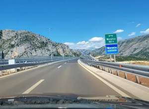 DIVLJAO PO AUTO PUTU: Policija podnela prekršajnu prijavu protiv nesavesnog vozača