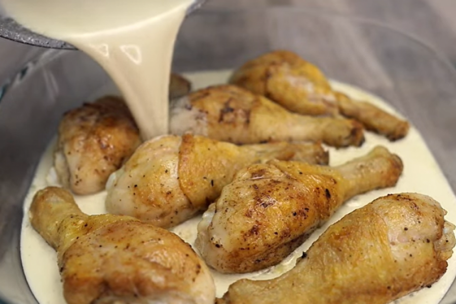 Recept za PILEĆE batake u sosu od PARMEZANA: Meso je toliko sočno da se TOPI u ustima!