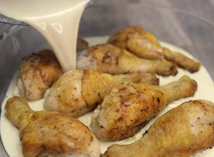 Recept za PILEĆE batake u sosu od PARMEZANA: Meso je toliko sočno da se TOPI u ustima!