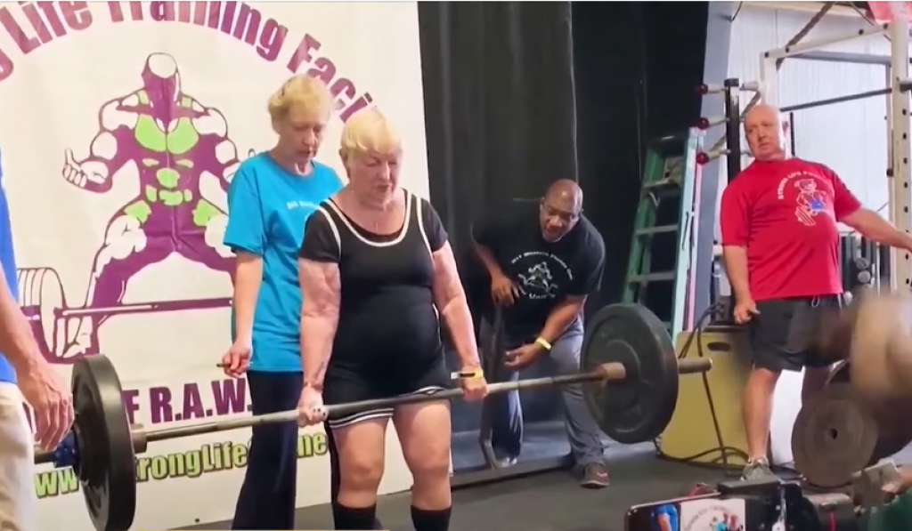 Sa 100 godina kupi SVE medalje na takmičanjima: Edit je NAJSTARIJA dizačica tegova na svetu