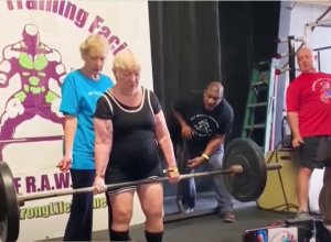 Sa 100 godina kupi SVE medalje na takmičanjima: Edit je NAJSTARIJA dizačica tegova na svetu