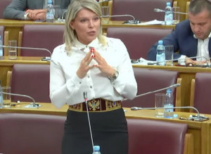 DRAGINJA BI PRETRESLA HRAMOVE Sveštenik joj odgovorio: Molićemo se da nađete i ovo "oružje" - biće i vama korisno