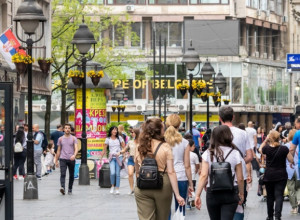 TREND koji je zaludeo žene U SRBIJI: Ovi KOMADI odeće nekada nisu išli zajedno, a sada su obavezni ako želite da ostavite UTISAK
